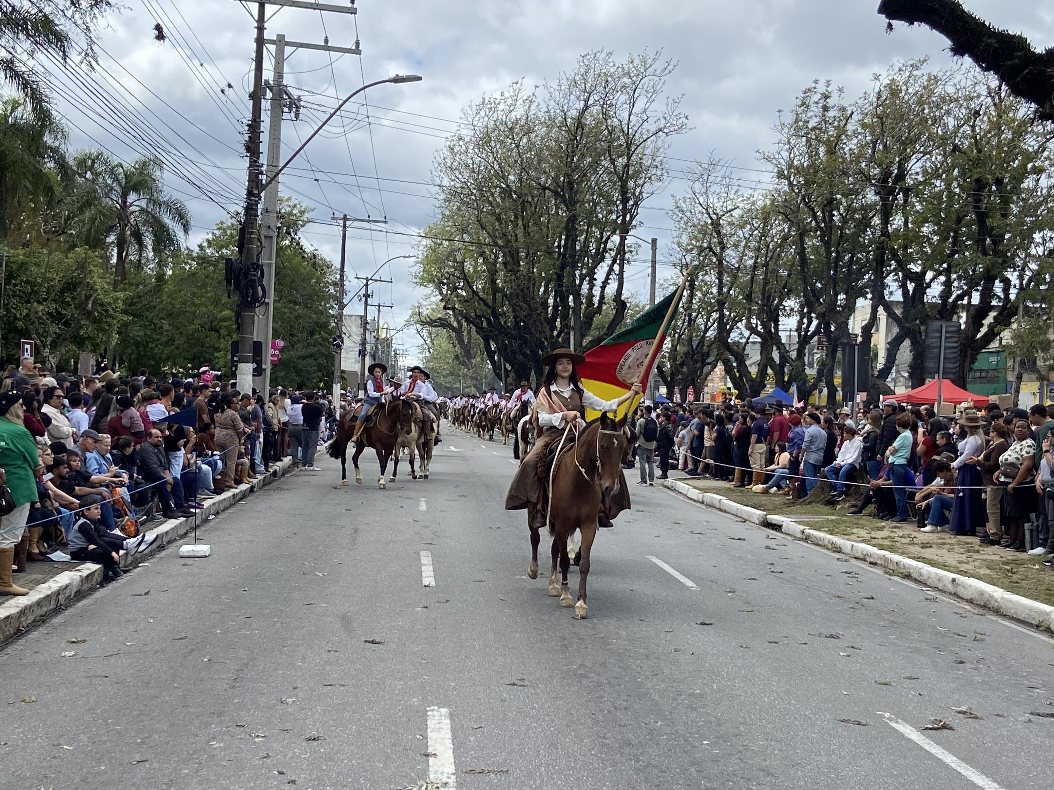 Cerca de 5 mil pessoas acompanham o Desfile Farroupilha em Pelotas