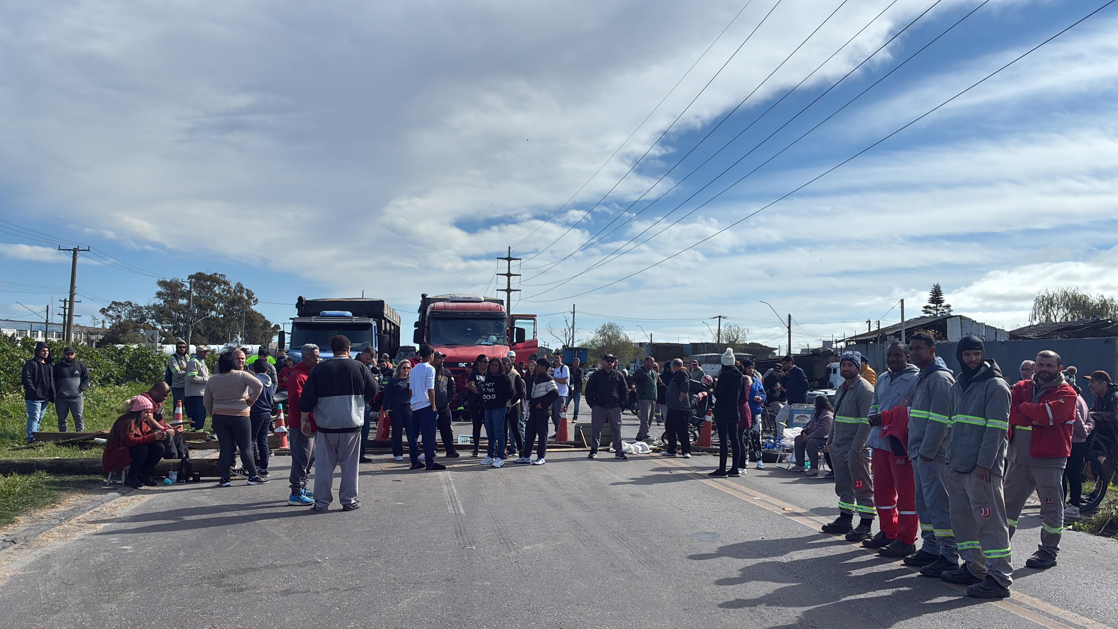 Protesto por falta de energia continua na BR-392 ao longo da manhã
