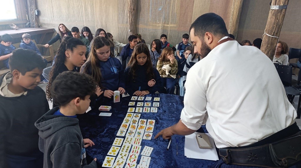 Grupo Oceano leva oficinas culturais para estudantes no Acampamento Farroupilha