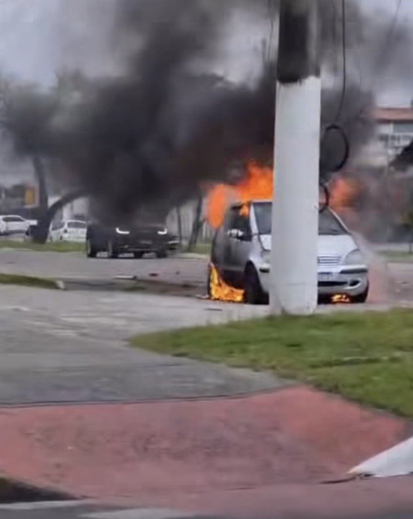Incêndio em veículo é registrado na Avenida Ferreira Viana, em Pelotas