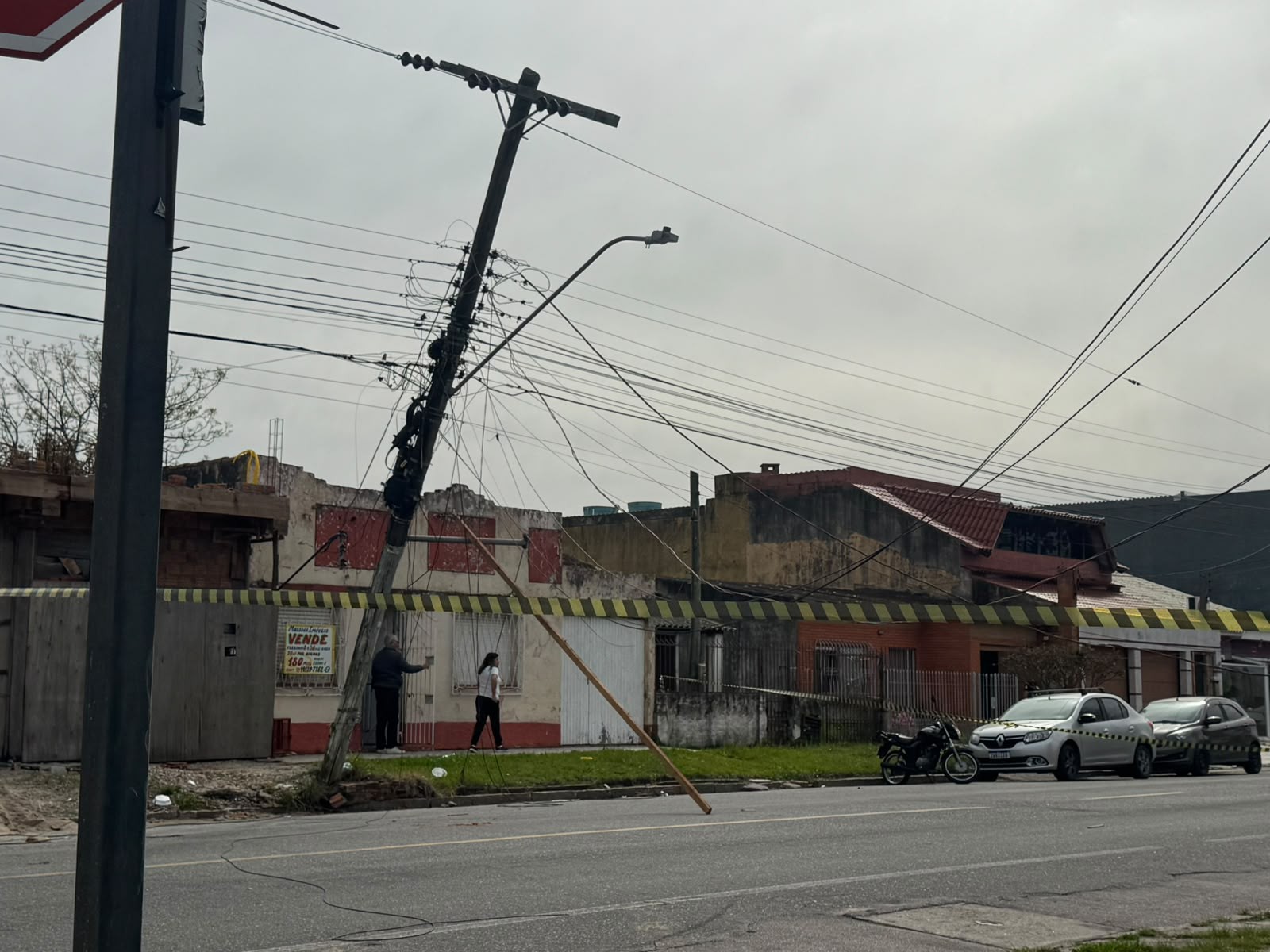 Furtos de fios e luminárias deixam ruas sem iluminação após temporal em Rio Grande