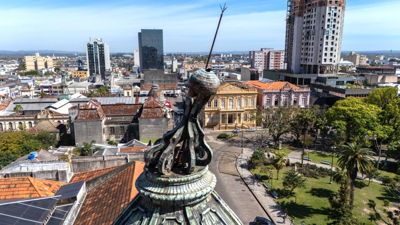 Entorno do Grande Hotel, em Pelotas, é interditado por risco de queda do adorno de cúpula do prédio