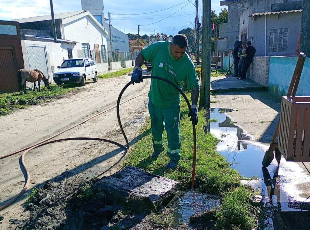SMI realiza hidrojateamento na Vila Maria e reforça limpeza da rede de drenagem