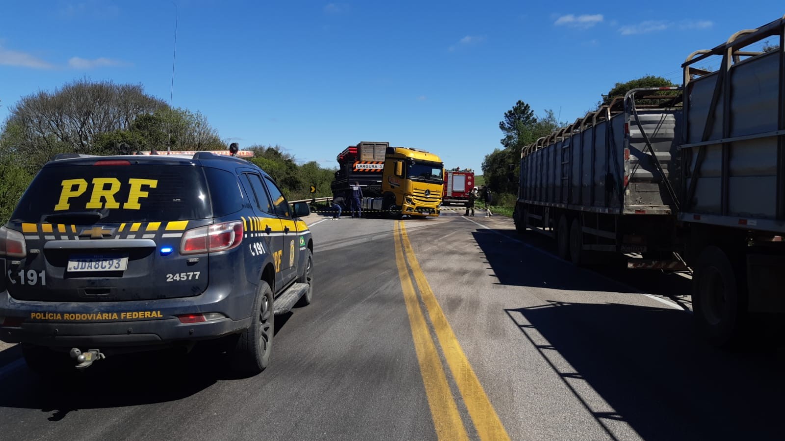 Acidente entre caminhonete e carreta deixa um óbito na BR-392, em Canguçu