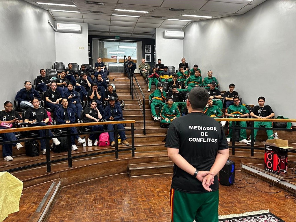 Projetos Ametista e Renascer levam jovens a atividades de formação da Polícia Civil