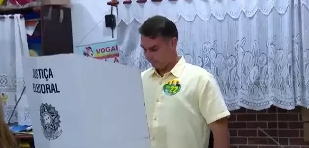 Flávio Bolsonaro vota no Rio de Janeiro em Vila Isabel, na Zona Norte da capital
