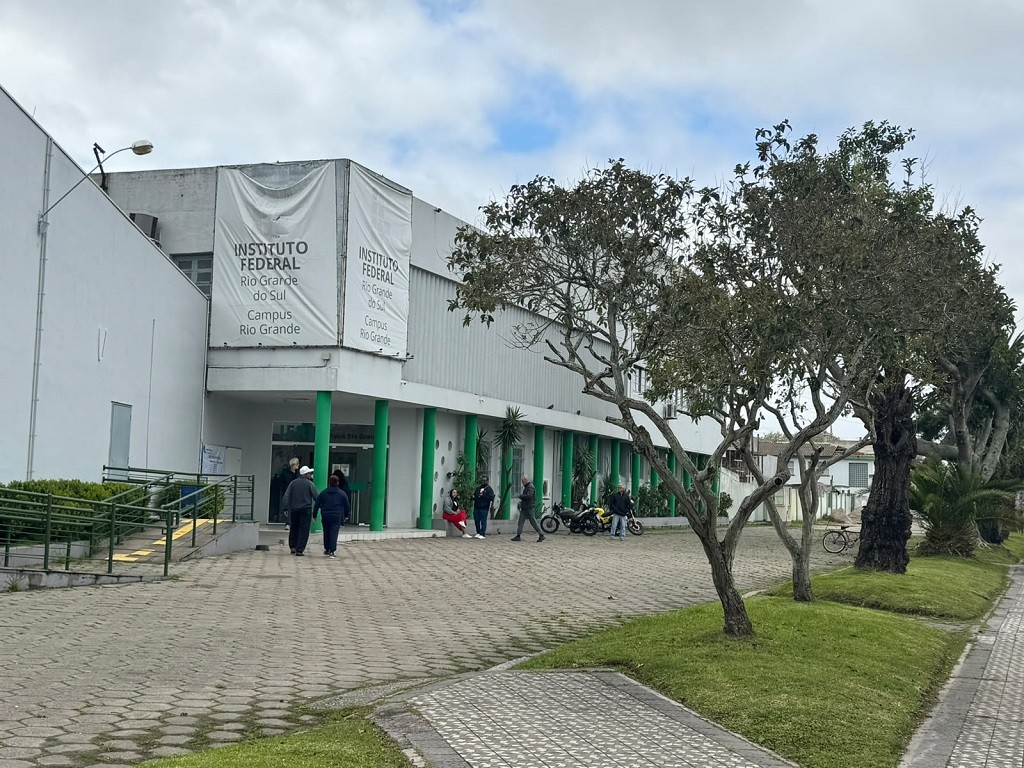 Votação em Rio Grande tem substituição de urna e ausência de mesários