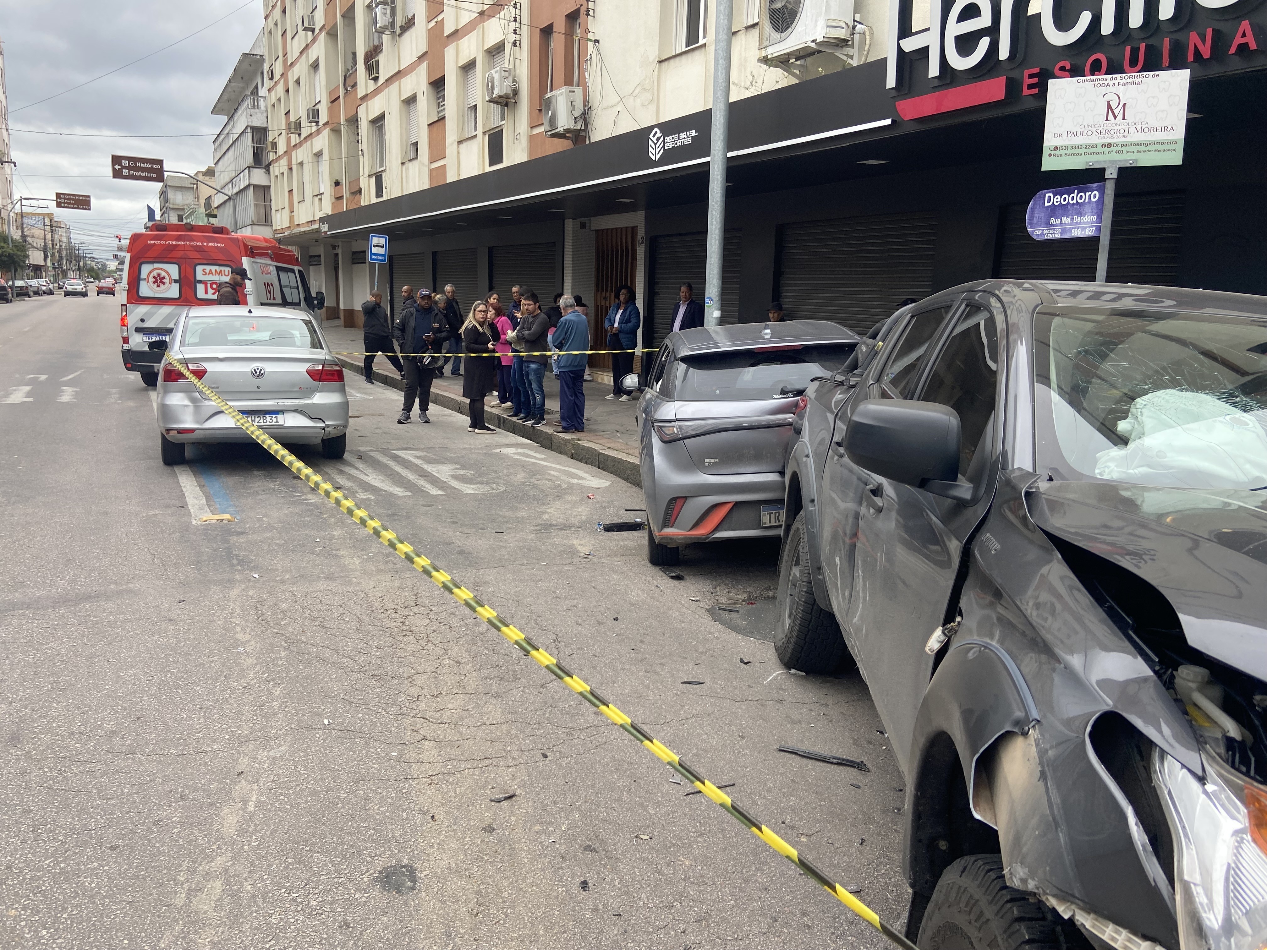 Acidente envolvendo 3 veículos deixa feridos no centro de Pelotas