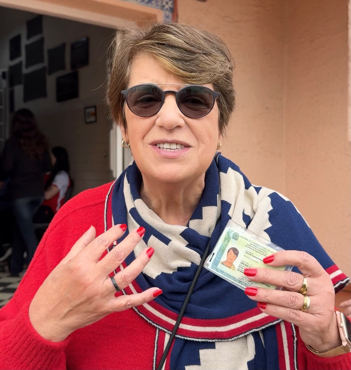 Prefeita Darlene Pereira vota na manhã deste domingo e destaca a importância da participação da população