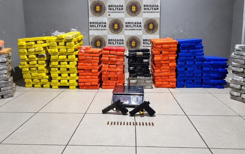 Brigada Militar apreende mais de 350 kg de drogas e duas armas  em Pelotas