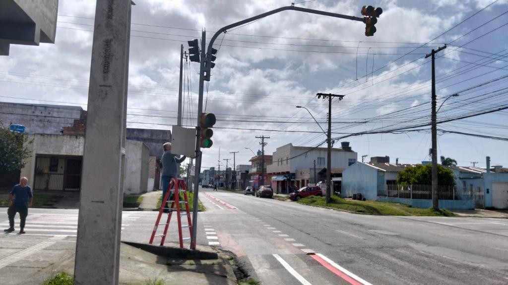 SMMAS recupera semáforo danificado por temporal e revitaliza sinalização em Rio Grande