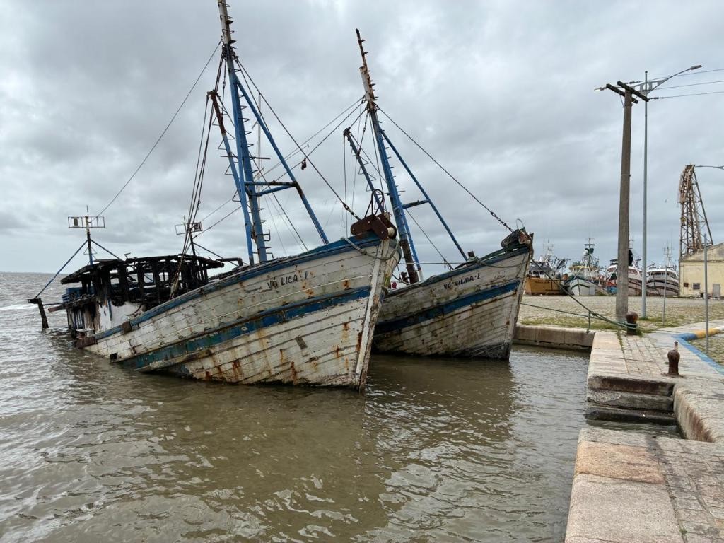 Prefeitura e Capitania articulam retirada de barcos abandonados no Porto Histórico