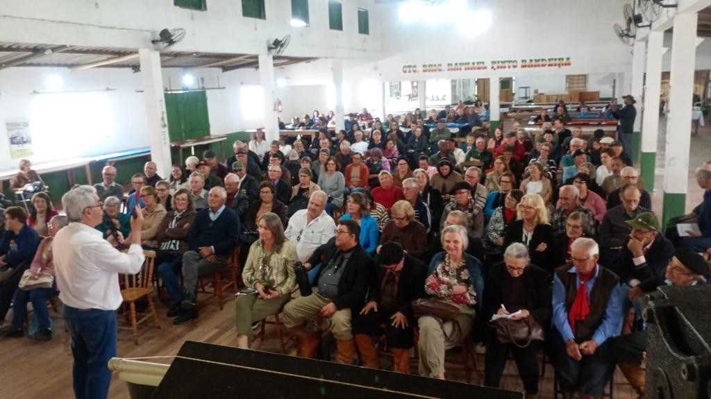 Encontro Regional de Aposentados Rurais reúne mais de 200 pessoas na Vila da Quinta