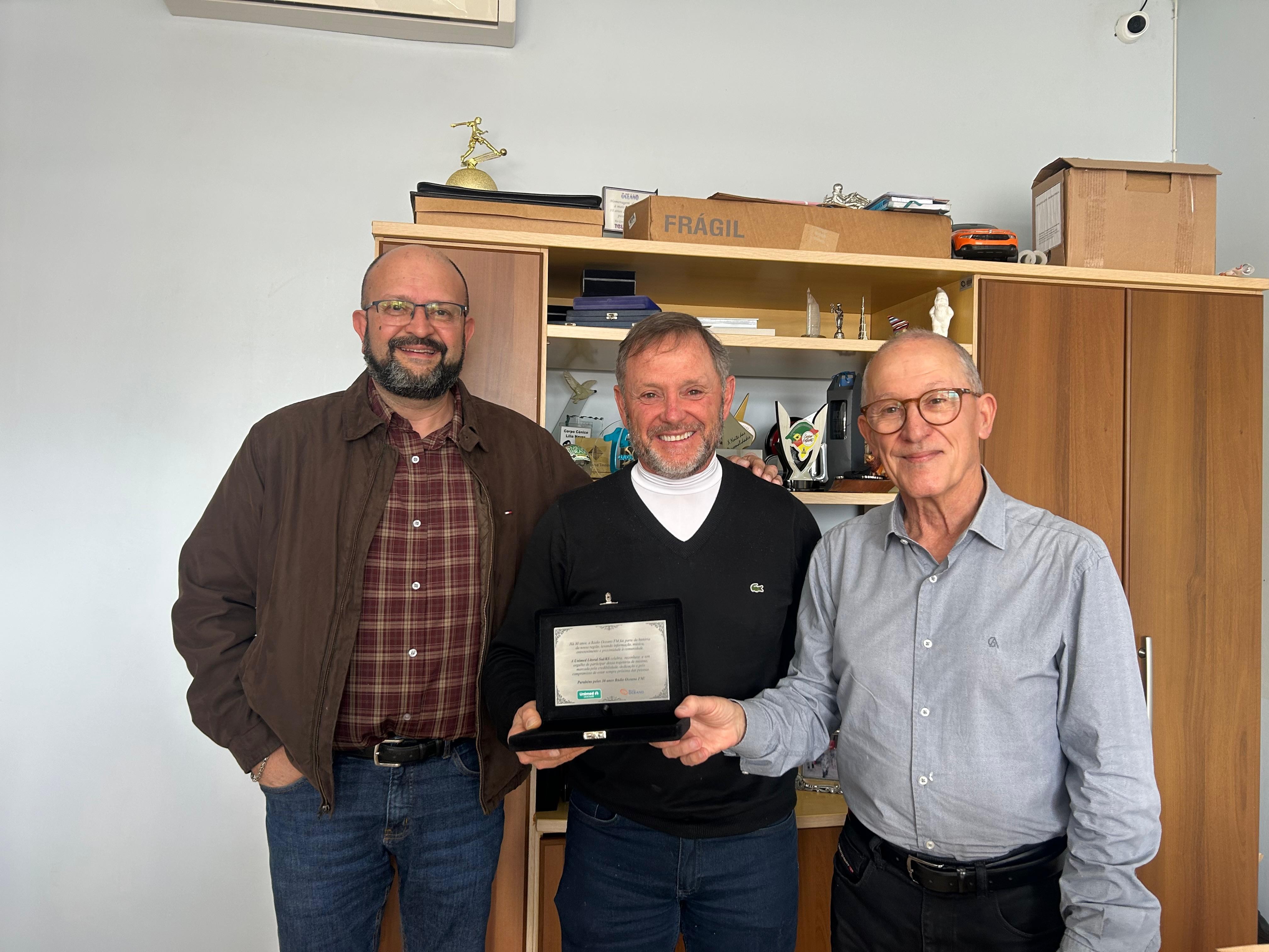 Grupo Oceano recebe homenagem da Unimed Litoral Sul pelos 30 anos de atuação