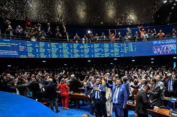 Senado aprova PEC que põe fim à escala 6x1 
