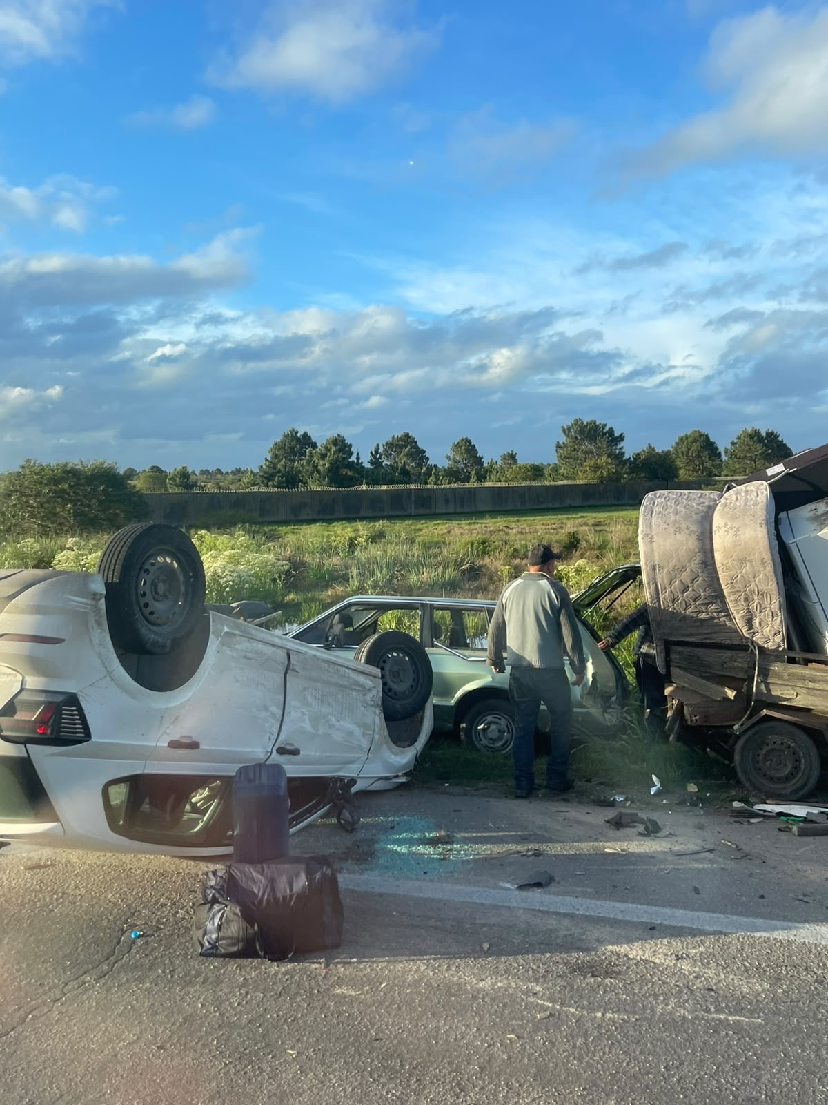 Colisão na BR-392 envolve três carros, e vítimas são atendidas pelo Samu