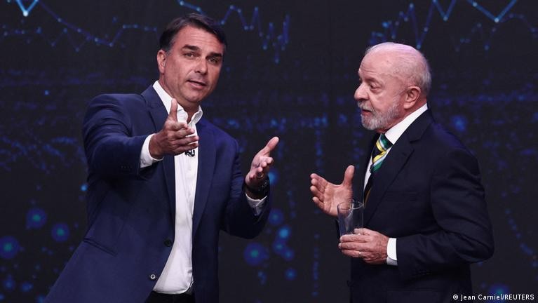 Lula e Flávio Bolsonaro participam de último debate antes do segundo turno nesta sexta-feira (22)