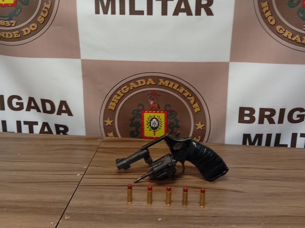 5º BPChq prende jovem por porte ilegal de arma, no bairro Santa Tereza