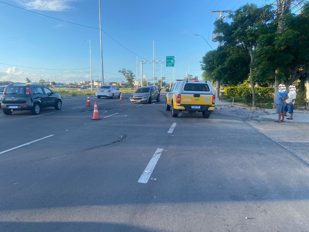 Colisão entre dois veículos deixa mulher ferida, na ERS 734