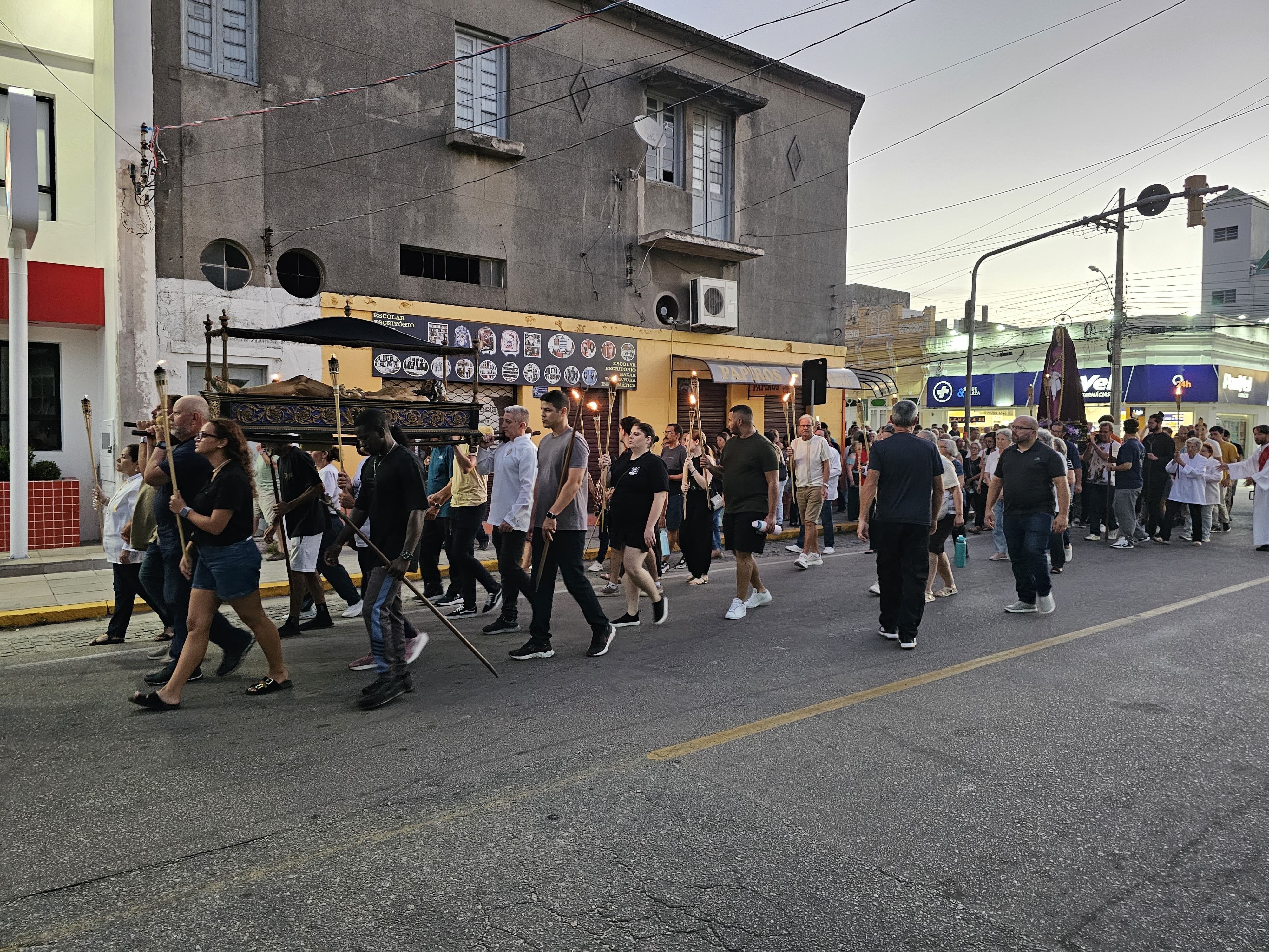 Procissão do Senhor Morto reúne fiéis no Centro de Rio Grande