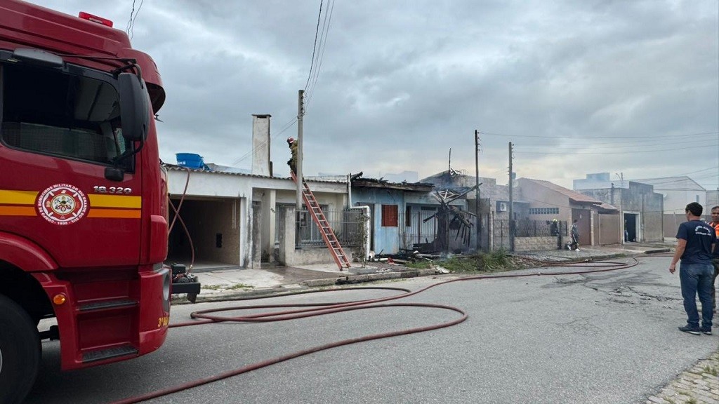 Residências são atingidas por incêndio, no bairro Navegantes