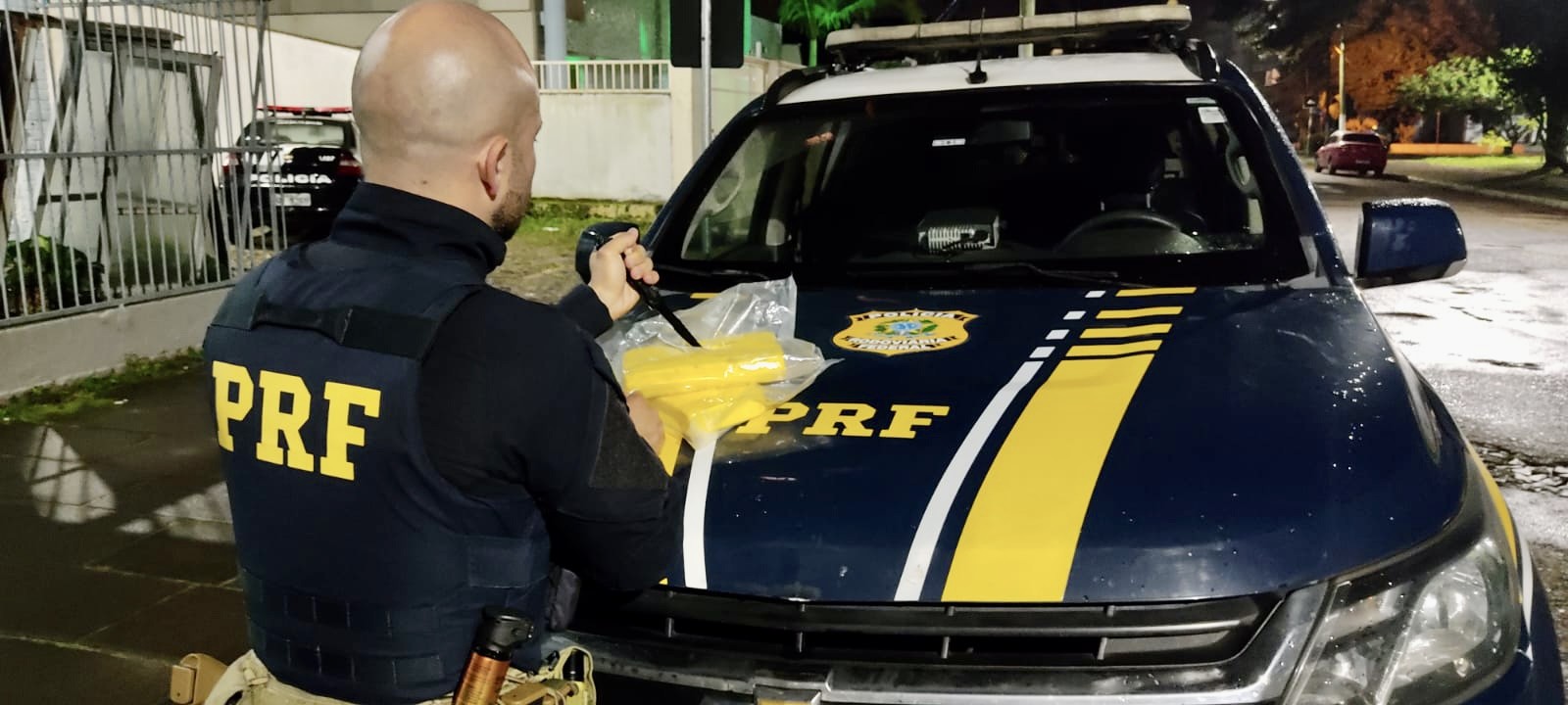 PRF prende homem com 9 kg de skunk dentro de ônibus