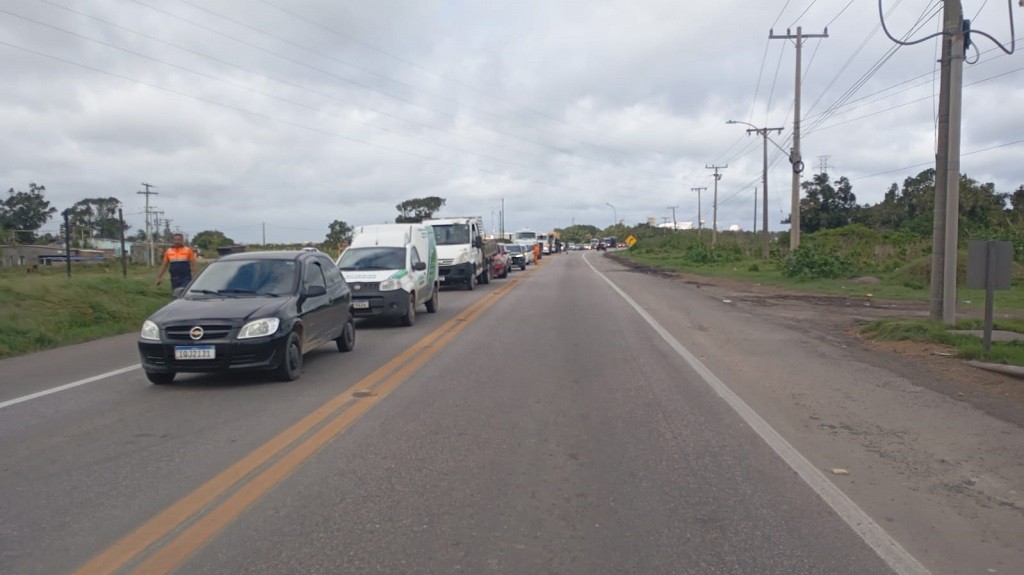 Comunidade do bairro Mangueira realiza protesto por falta de melhorias na rede elétrica