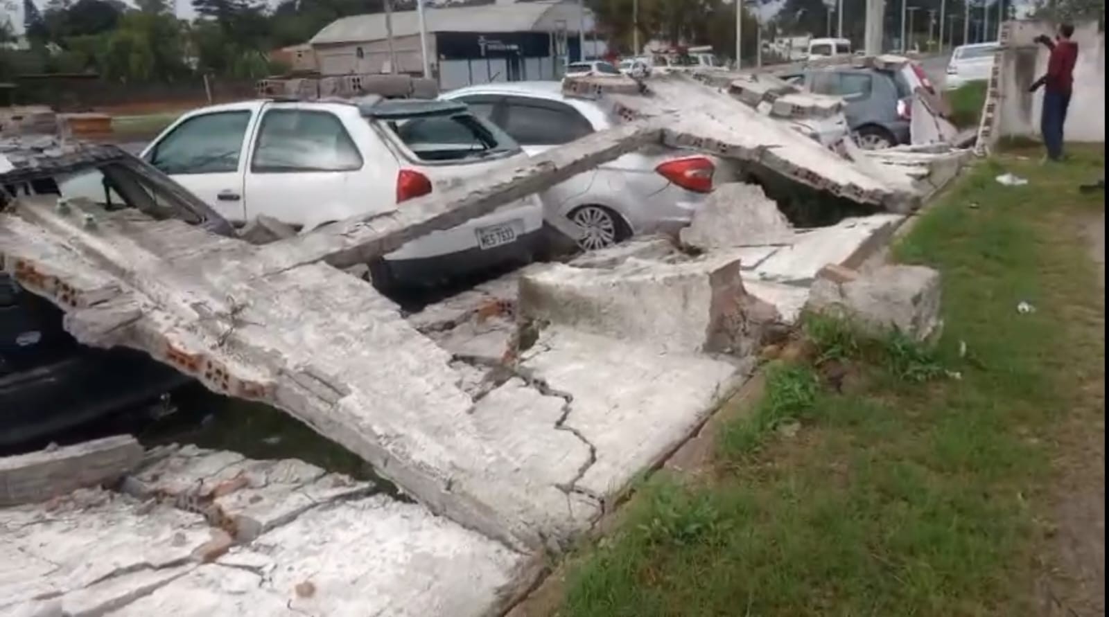 Muro de garagem de empresa de transporte coletivo cai sobre veículos estacionados