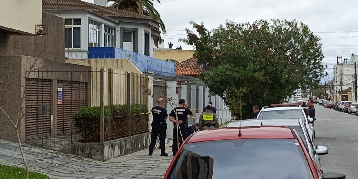 Homem que dormia em calçada de Pelotas acaba morrendo atropelado