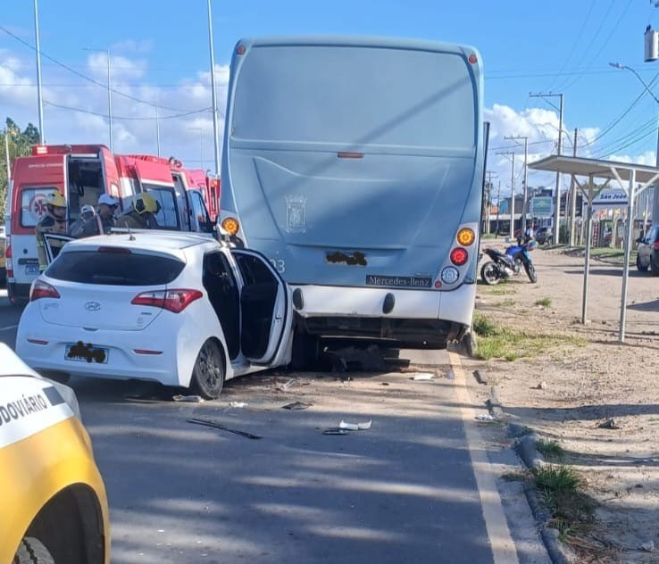 Colisão traseira entre carro e ônibus deixa duas pessoas feridas, na ERS 734