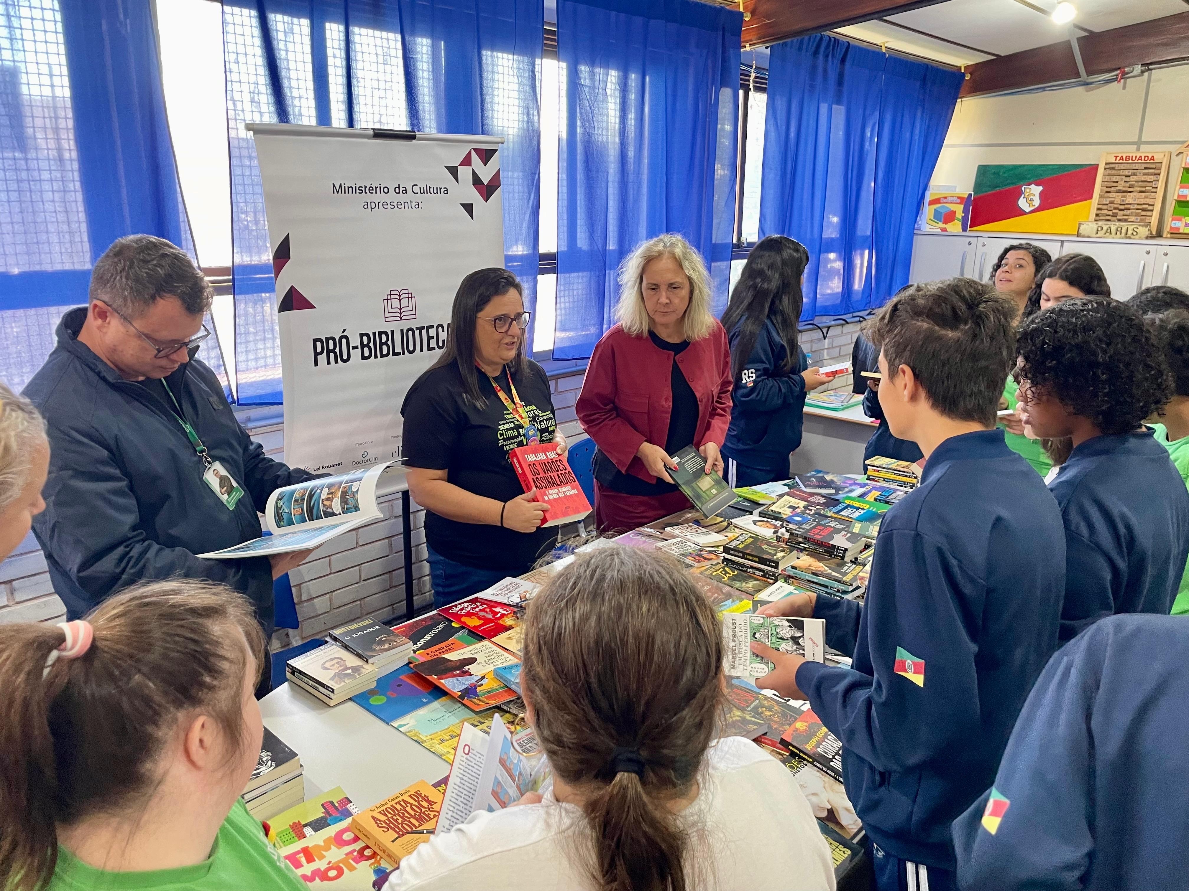 Escolas de Rio Grande recebem novos acervos e reforçam incentivo à leitura com projeto Pró-Biblioteca III