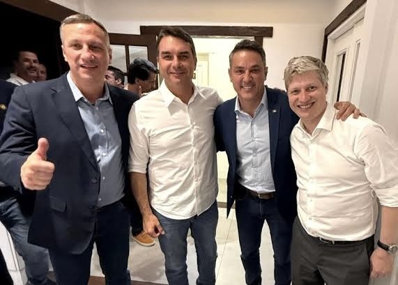 Zucco lança pré-candidatura ao governo do RS com apoio de Flávio Bolsonaro