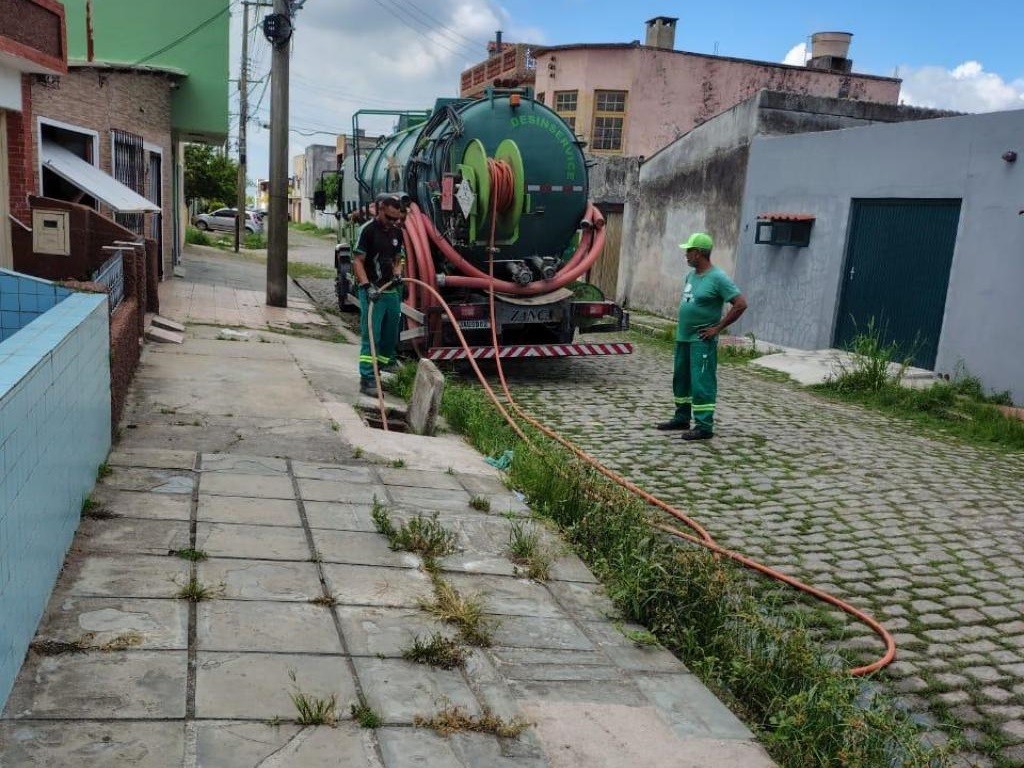 Prefeitura trabalha na realização do hidrojateamento das redes pluviais de bairros de Rio Grande