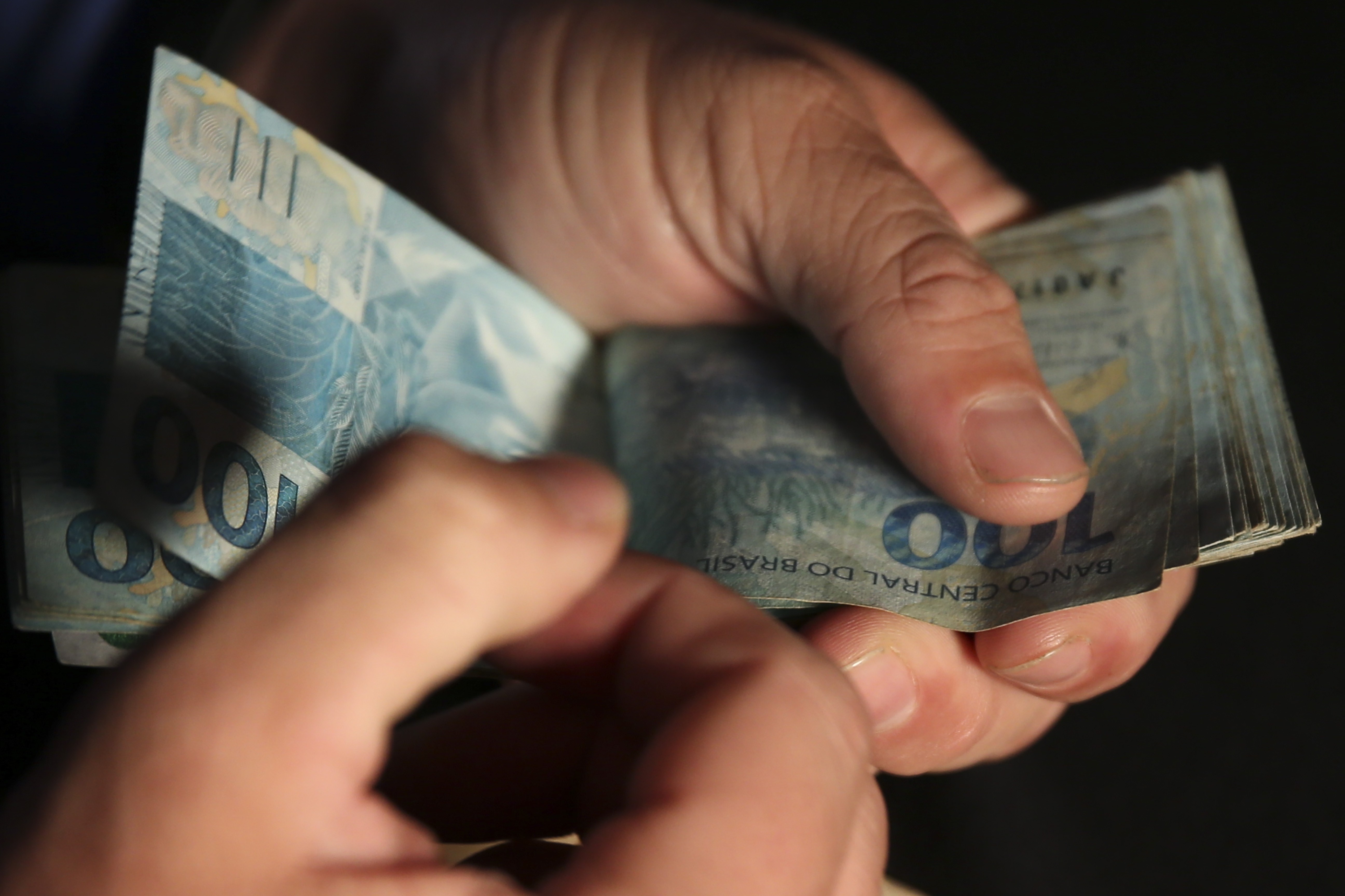 Governo propõe salário mínimo de R$ 1.717 em 2027