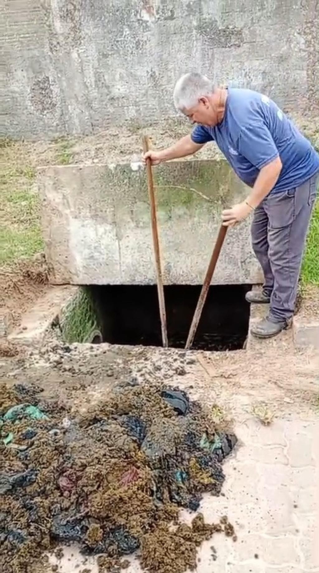 Esterco descartado irregularmente entope drenagem e provoca alagamentos no bairro Lagoa