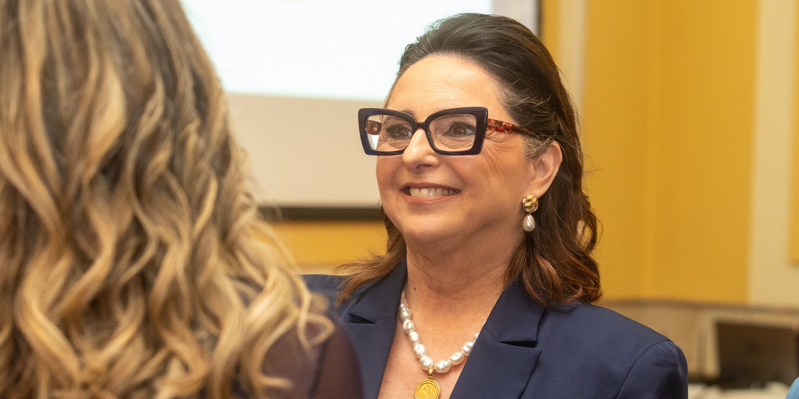 Elisa Gioielli toma posse como presidente da Associação Comercial de Pelotas