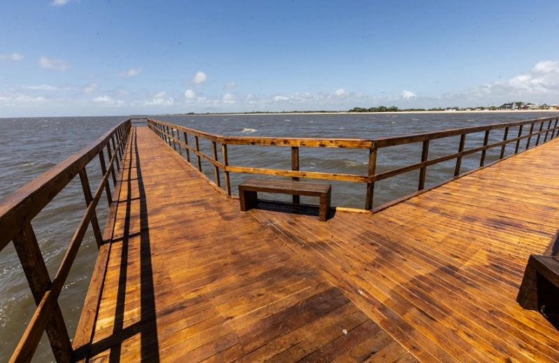 Embarcação afunda no Laranjal e família sai ilesa