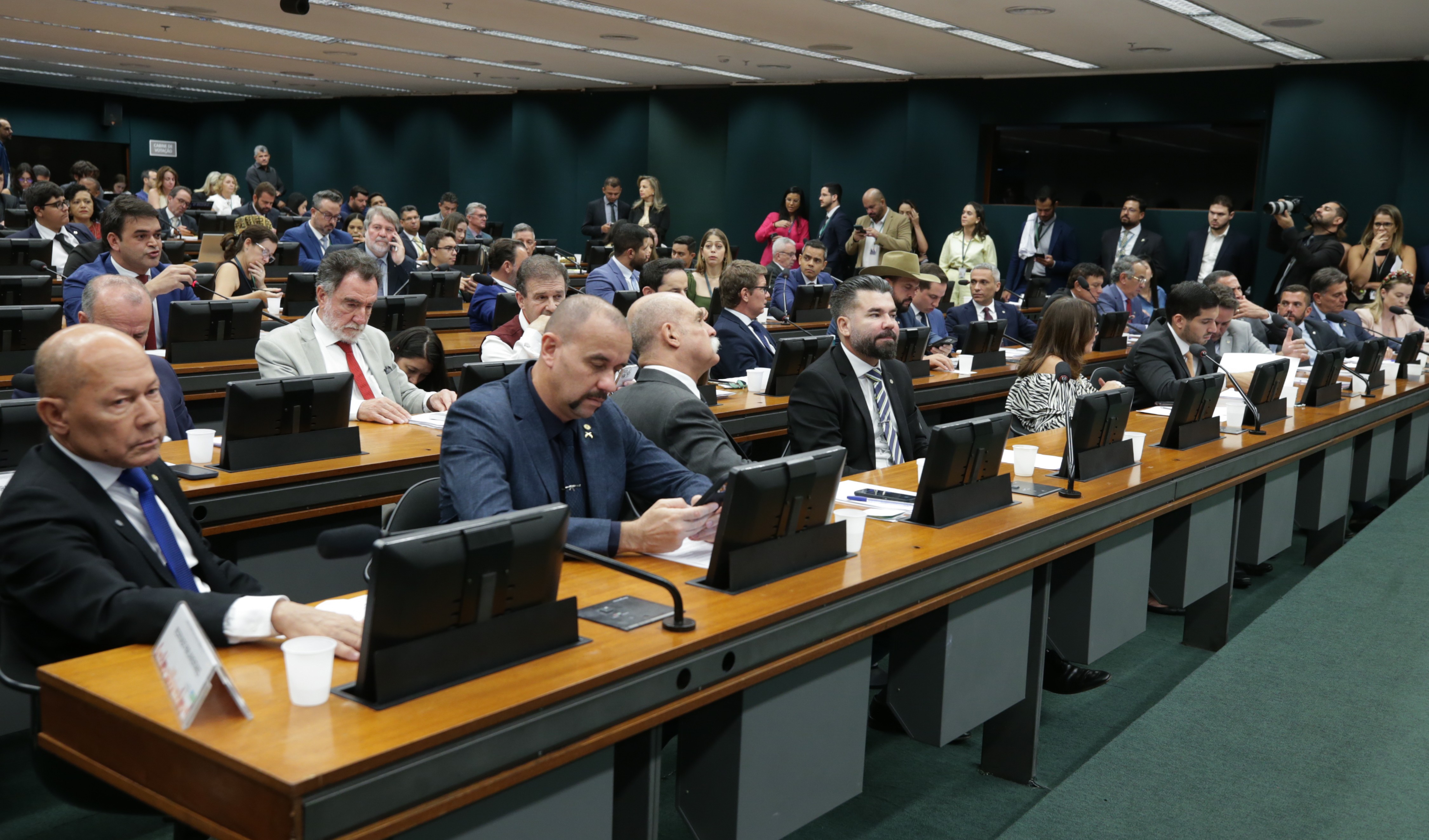 CCJ da Câmara retoma análise do fim da escala 6x1 nesta quarta