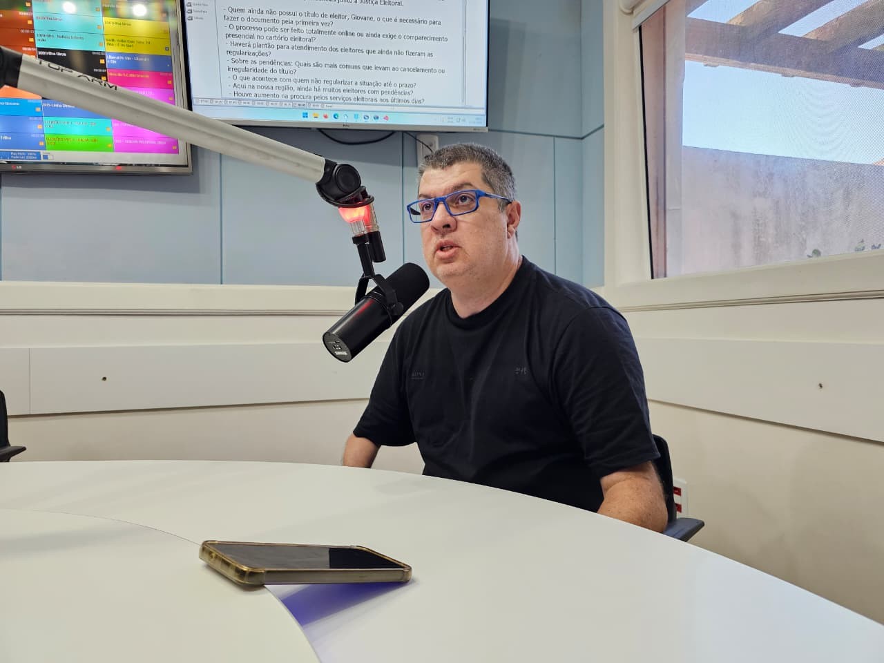 No Giro Oceano, chefe do cartório eleitoral reforça prazo final para emissão e regularização do título