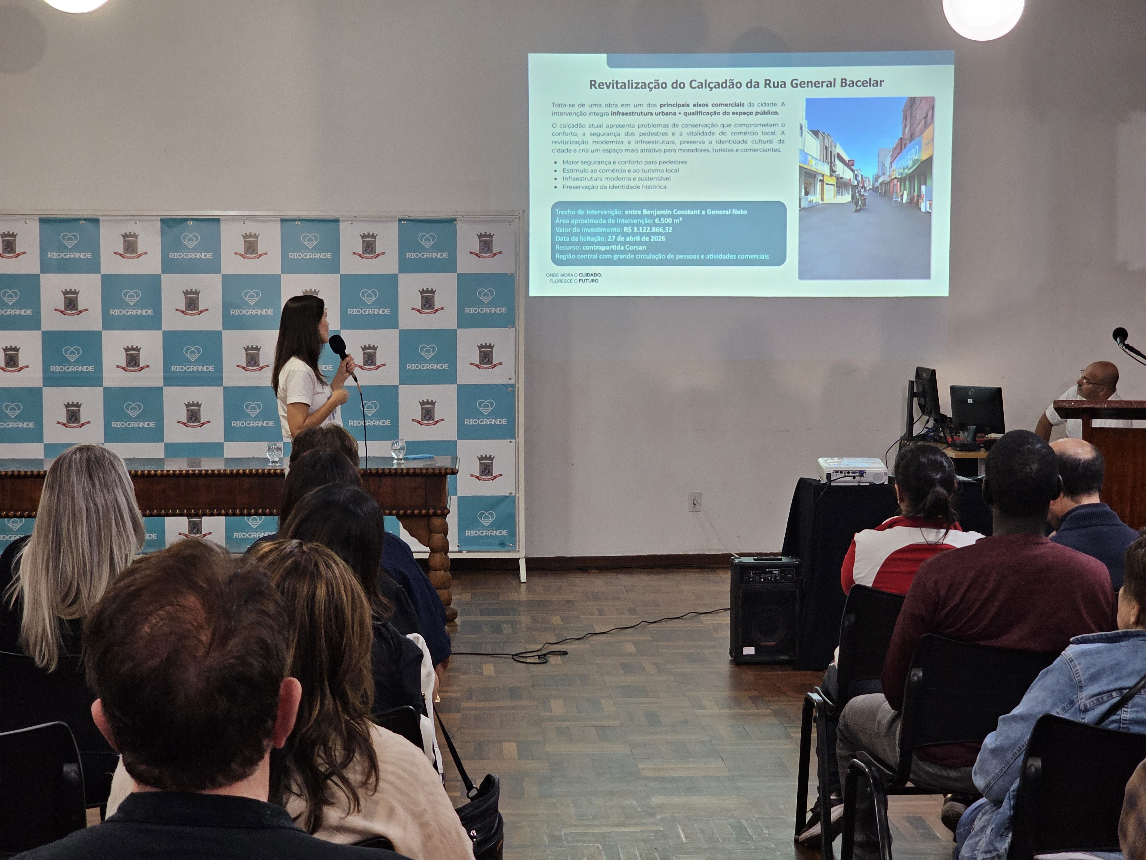 Projeto de revitalização do Calçadão é apresentado em reunião pública, na Prefeitura Municipal