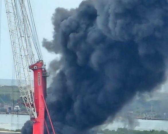Incêndio atinge guindaste em operação no Porto do Rio Grande