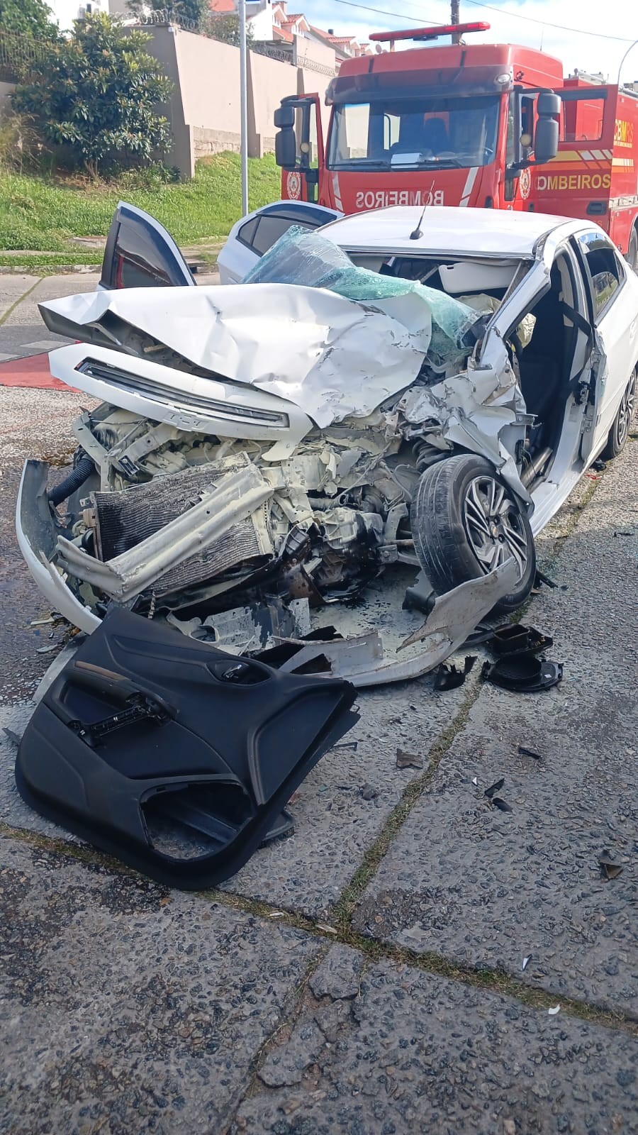 Acidente entre carro e caminhão deixa feridos e provoca capotamento em Pelotas