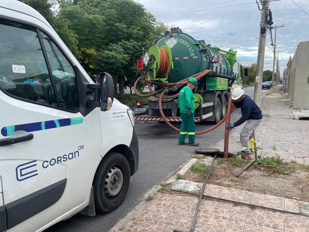 Corsan realiza limpeza de redes de esgoto e reforça conscientização sobre cuidados para evitar entupimentos