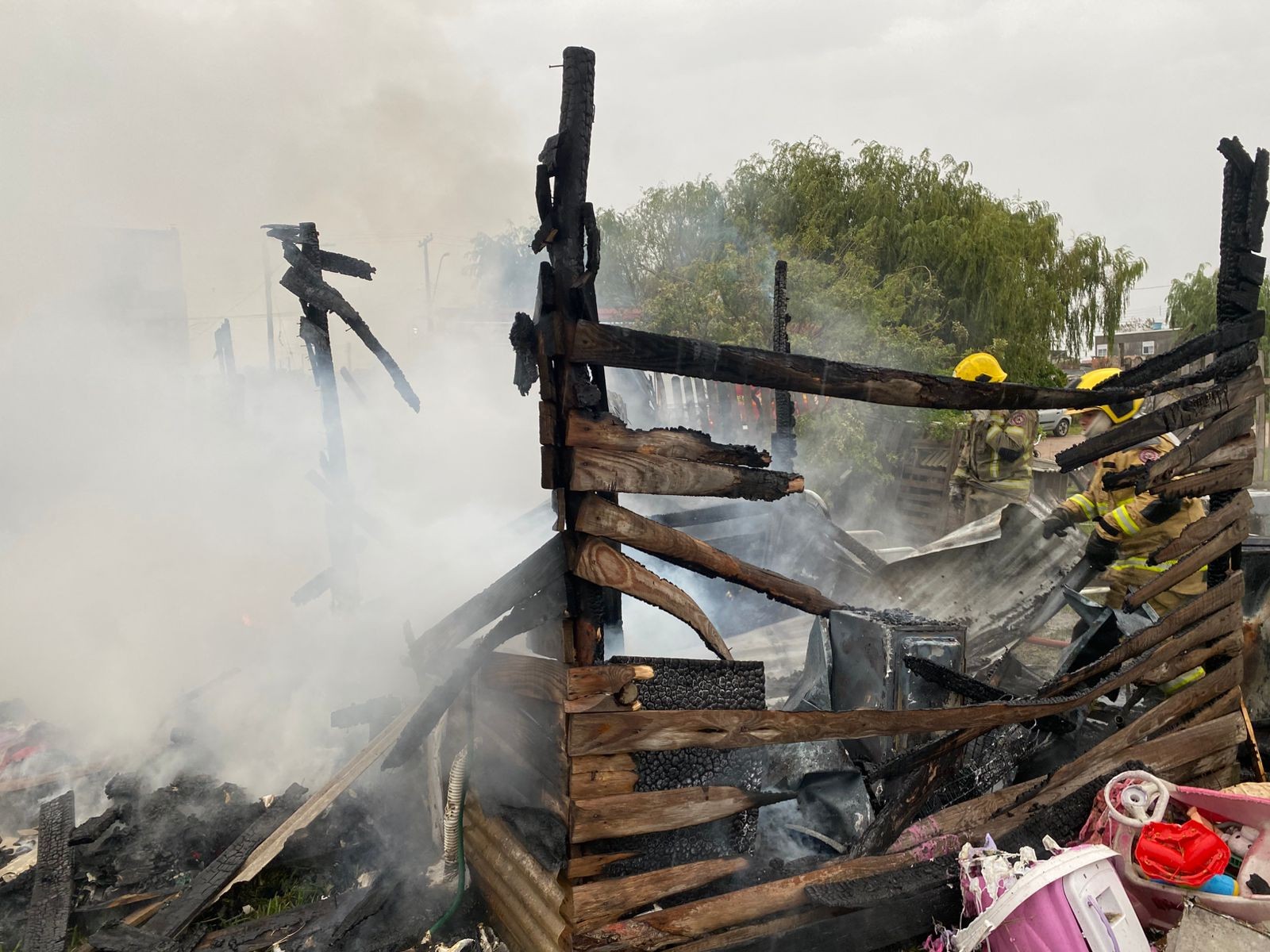 Incêndio em residência é combatido pelos bombeiros no bairro Hidráulica e queda de raio é apontada como causa