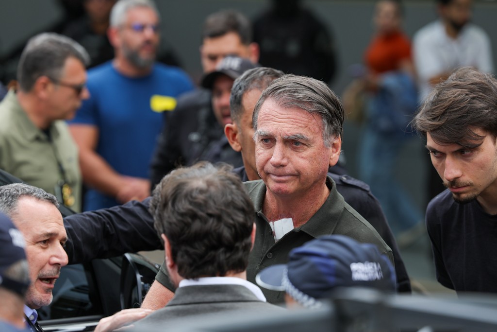 Cirurgia de Bolsonaro transcorre normalmente, segundo boletim médico