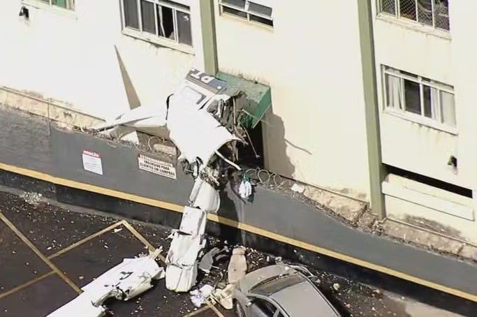 Avião de pequeno porte cai em Belo Horizonte e duas pessoas morreram