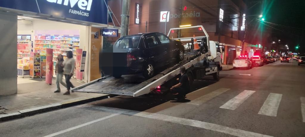 Motorista embriagado sobe calçada e colide com placa durante fiscalização em Rio Grande