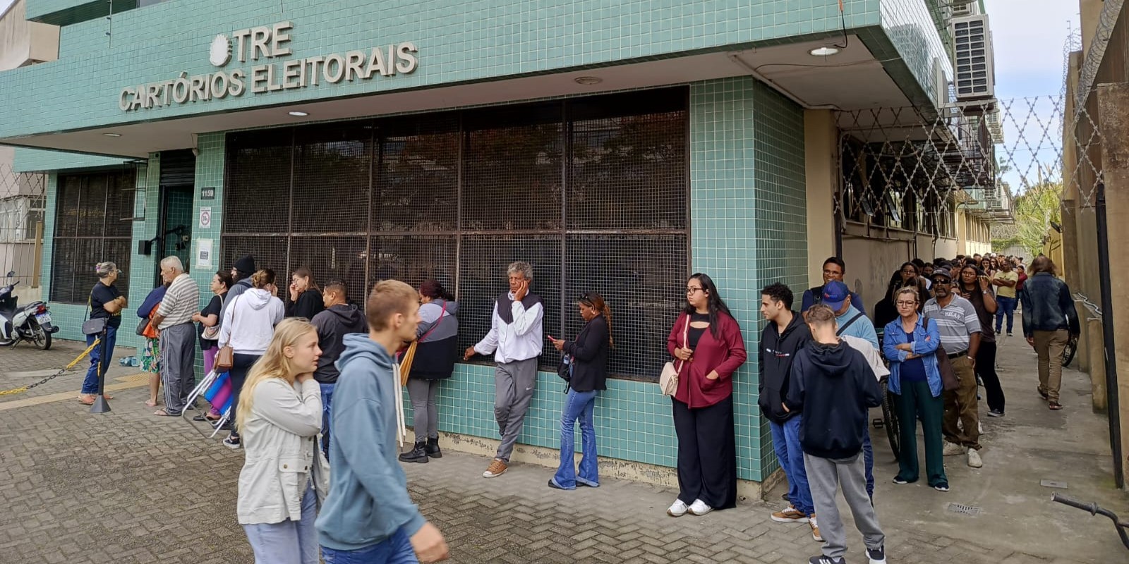 No último dia para regularizar ou tirar título de eleitor, Justiça Eleitoral de Pelotas registra longas filas