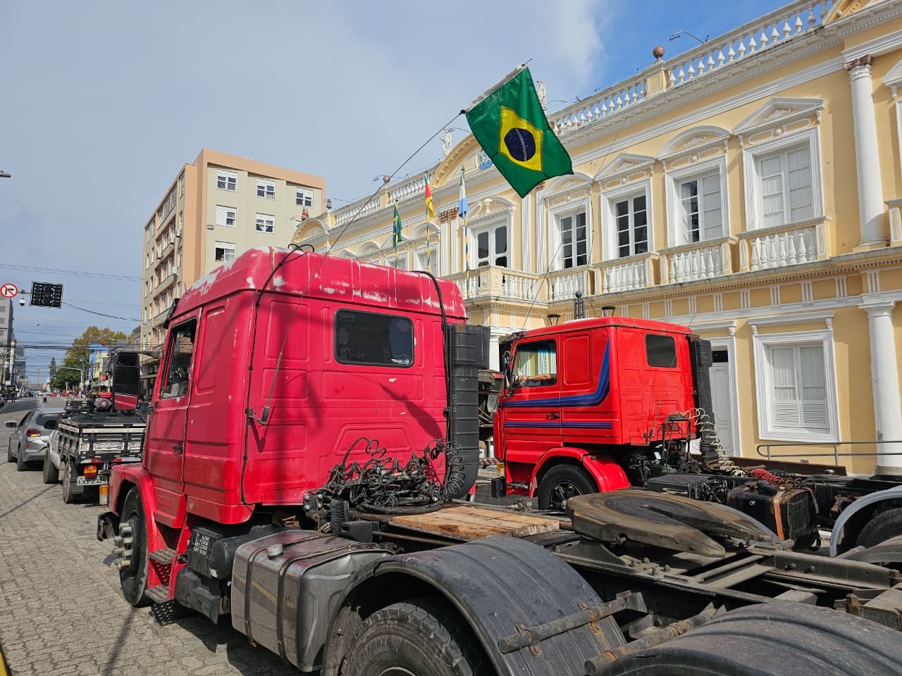 Más condições das vias do distrito industrial geram protesto de caminhoneiros, no centro de Rio Grande