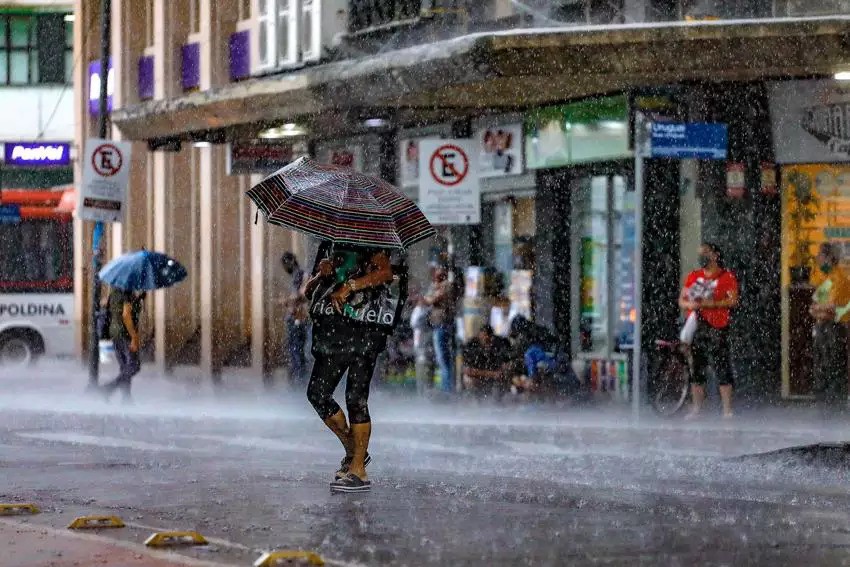 Ciclone extratropical avança e coloca Rio Grande do Sul em alerta para temporais e vendavais